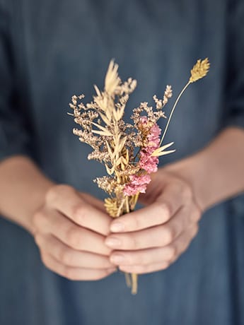 Dried flowers in hand 2 LR